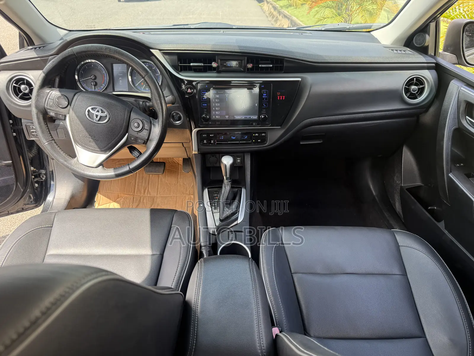 Toyota Corolla XLE (1.8L 4cyl 2A) 2018 Black