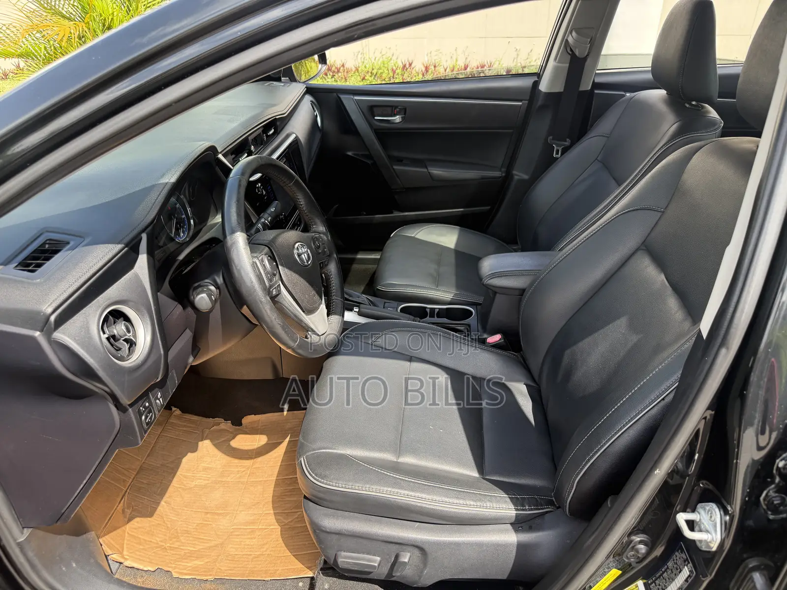 Toyota Corolla XLE (1.8L 4cyl 2A) 2018 Black
