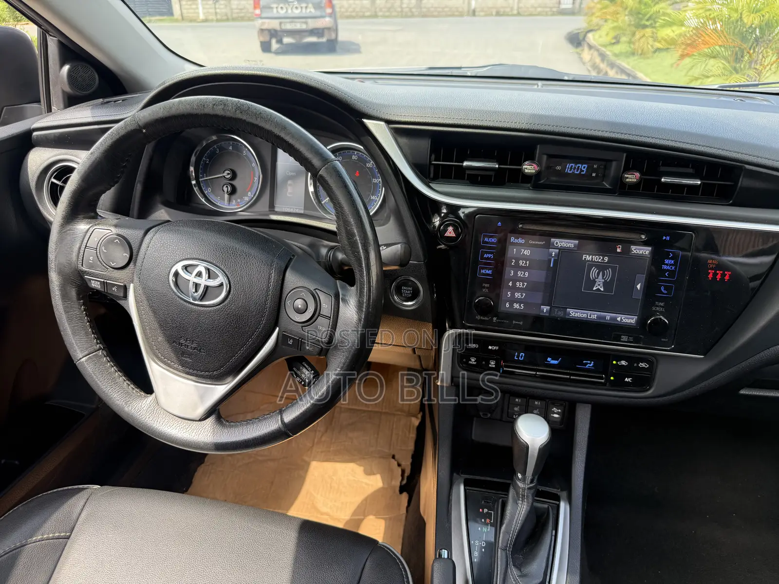 Toyota Corolla XLE (1.8L 4cyl 2A) 2018 Black