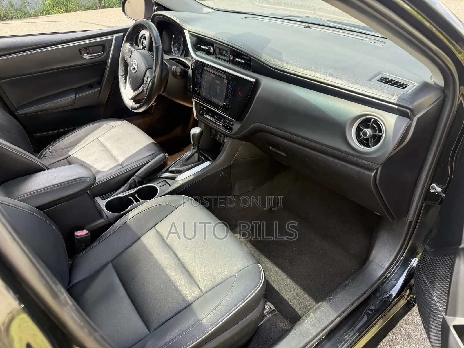 Toyota Corolla XLE (1.8L 4cyl 2A) 2018 Black