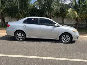 Toyota Corolla LE 4dr Sedan (1.8L 4cyl 4A) 2013 Silver
