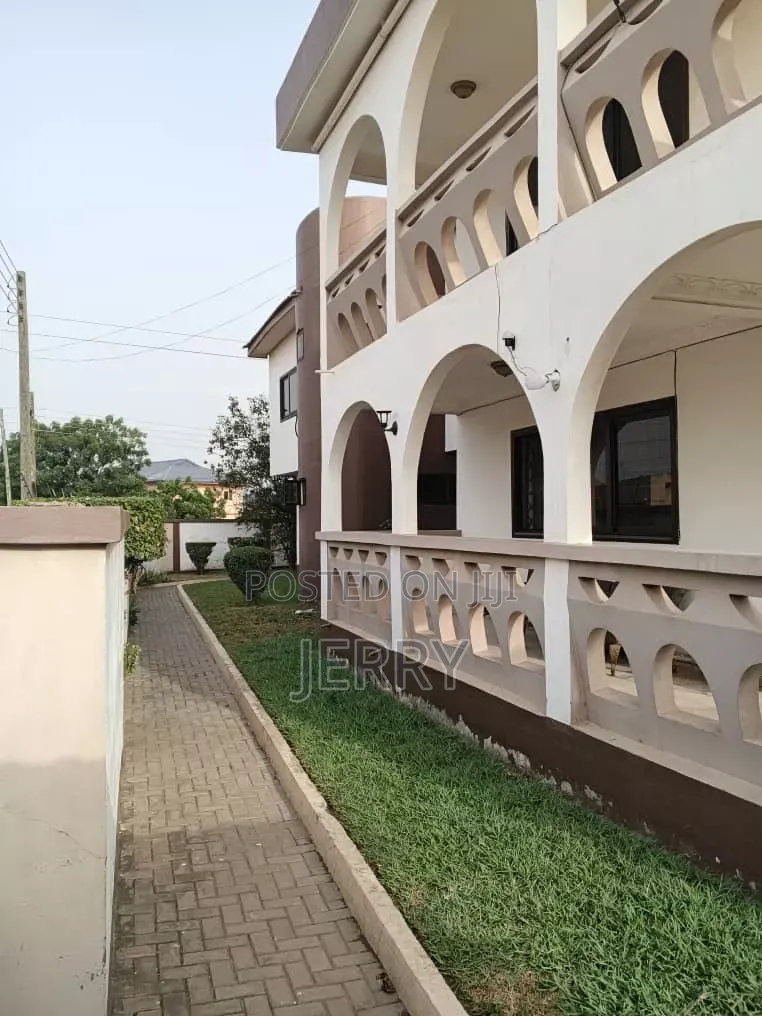7bdrm Duplex in Baatsona Total for sale