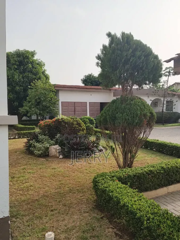 7bdrm Duplex in Baatsona Total for sale