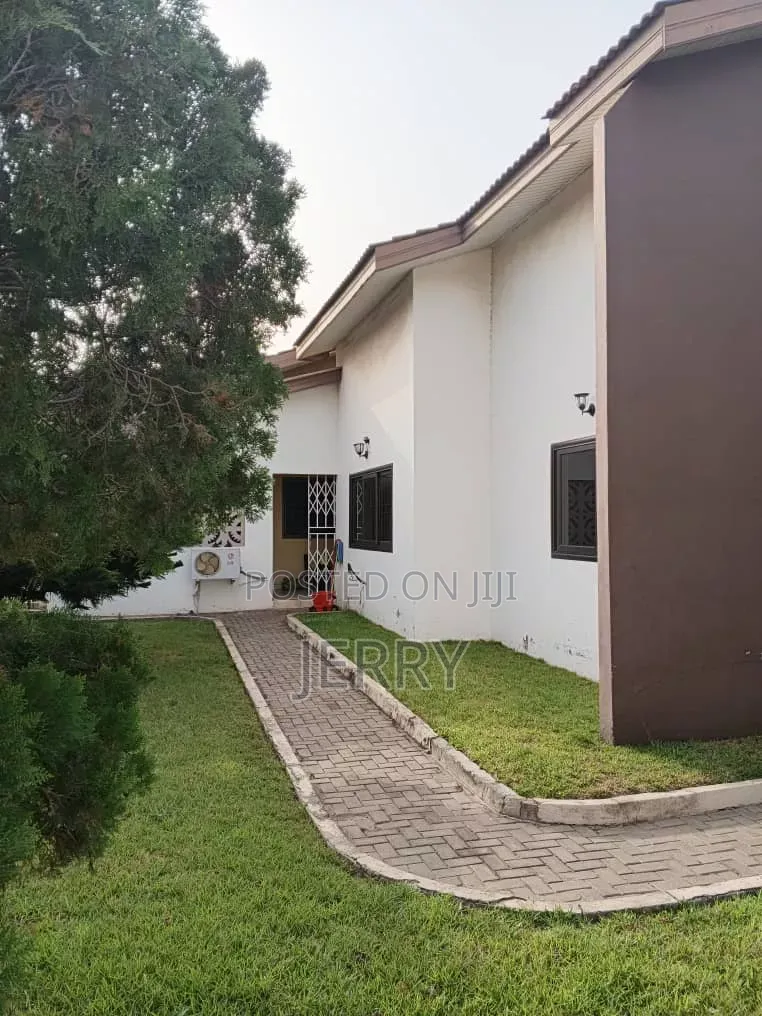 7bdrm Duplex in Baatsona Total for sale