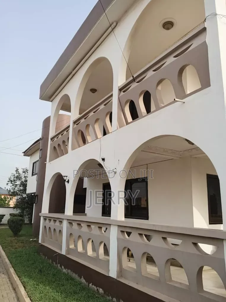 7bdrm Duplex in Baatsona Total for sale