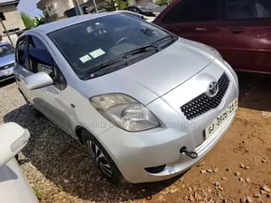 Toyota Vitz 2010 Silver