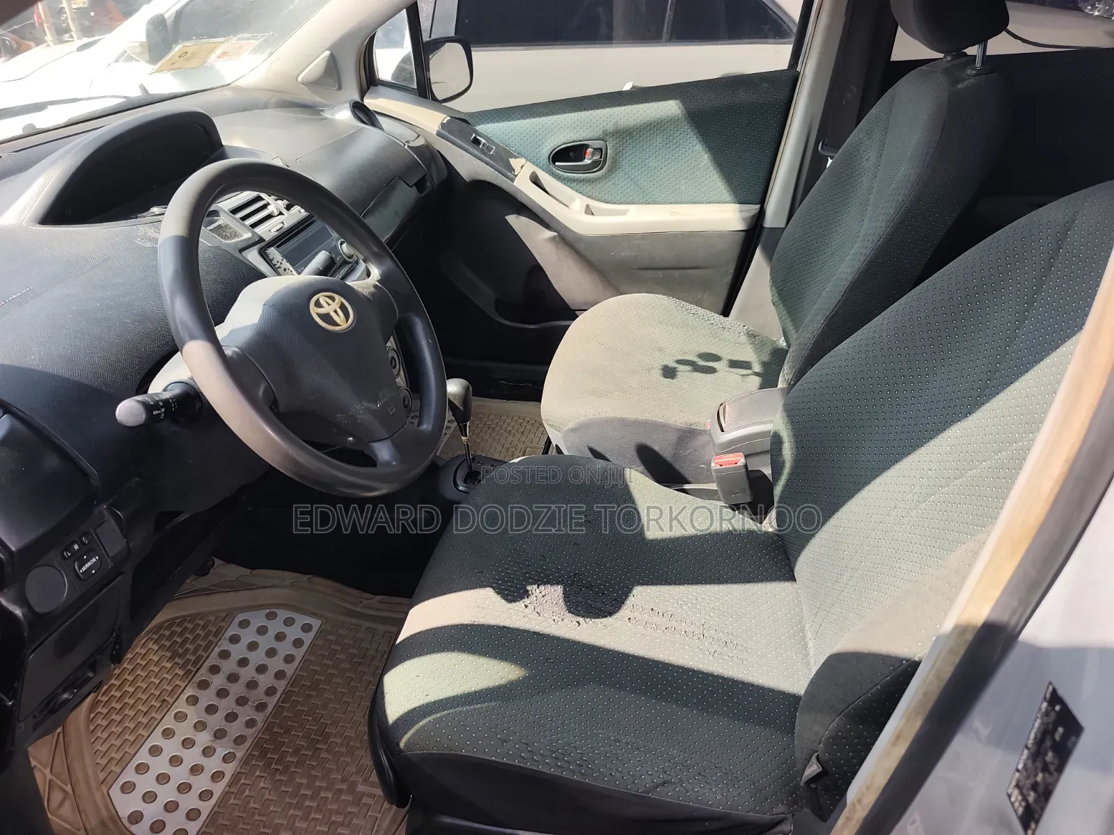 Toyota Vitz 2010 Silver
