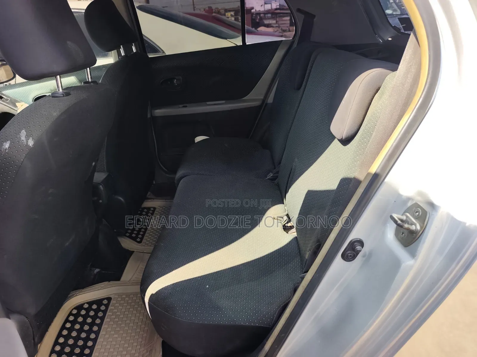 Toyota Vitz 2010 Silver