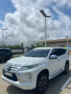 Mitsubishi Montero Sport 2025 White