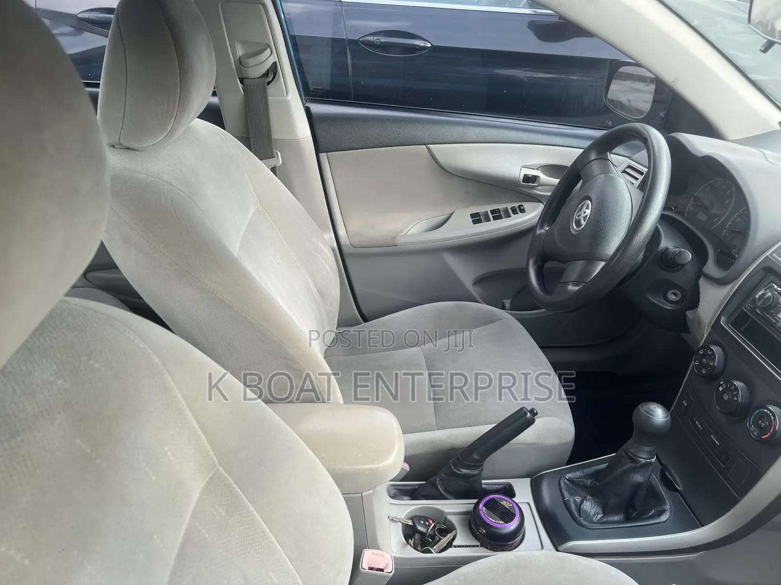 Toyota Corolla LE 4dr Sedan (1.8L 4cyl 4A) 2013