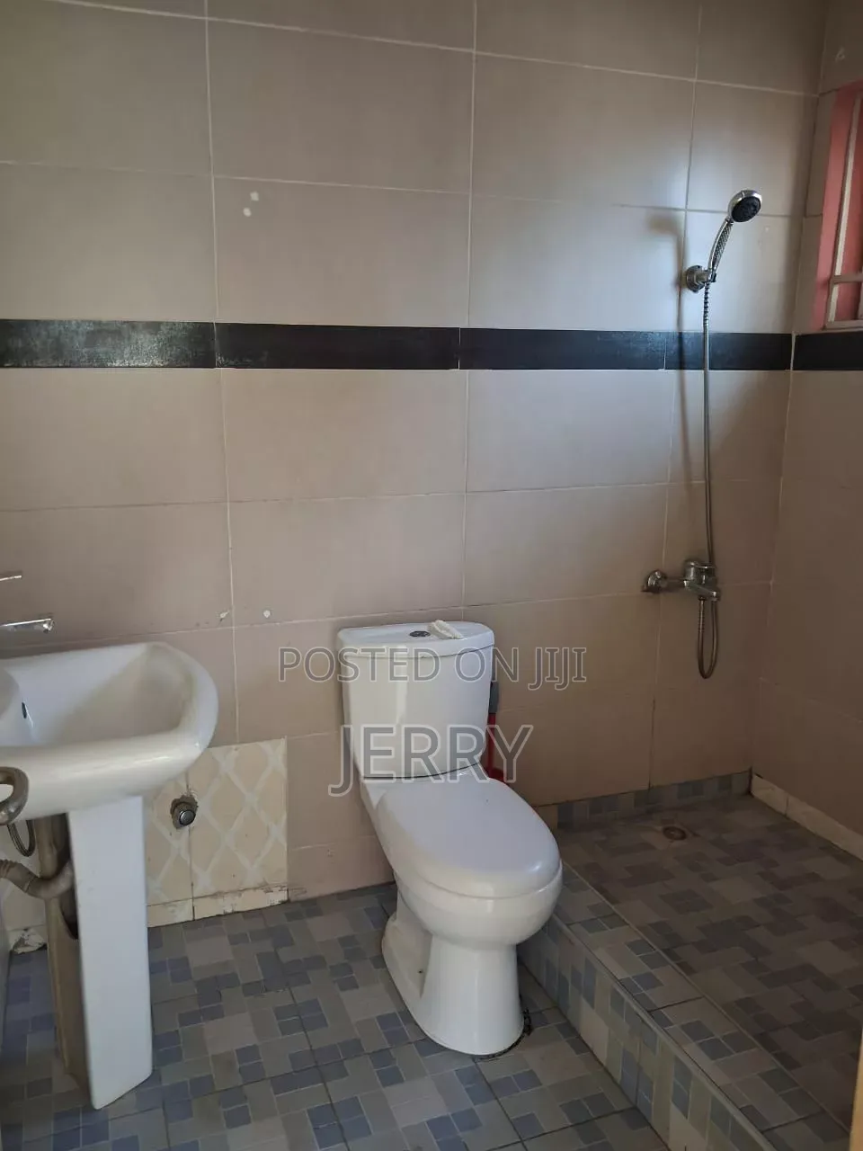 3bdrm House in Sakumono for sale