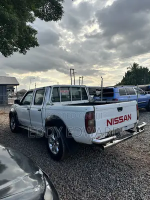 Nissan Pick-Up 2006 White