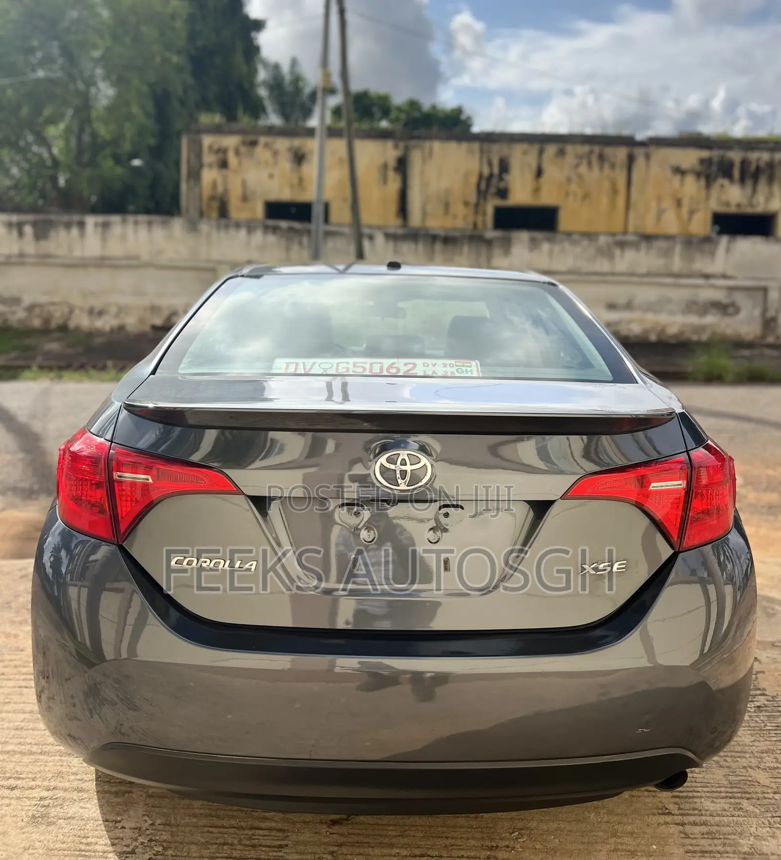 Toyota Corolla XLE (1.8L 4cyl 2A) 2018 Gray