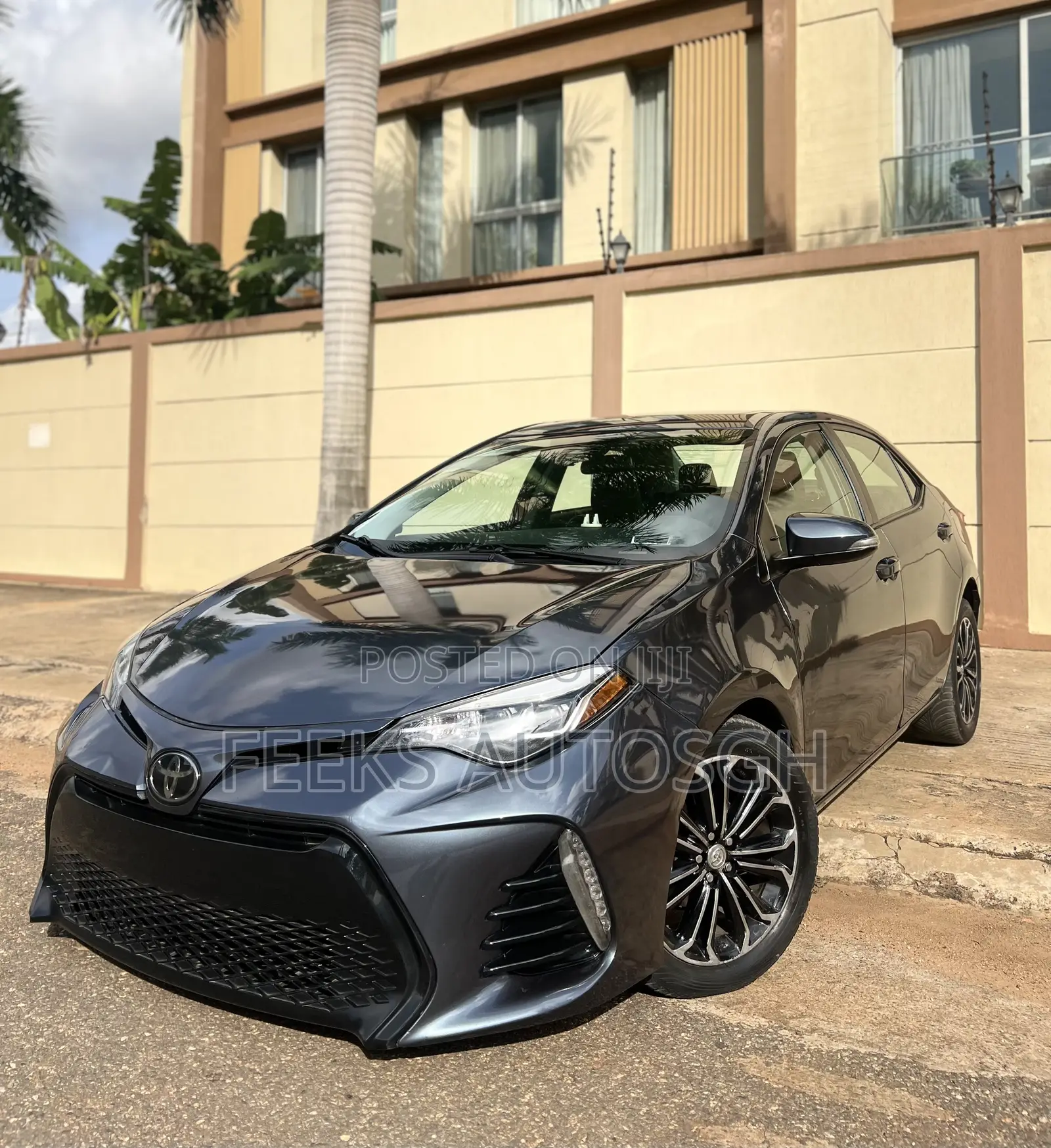 Toyota Corolla XLE (1.8L 4cyl 2A) 2018 Gray