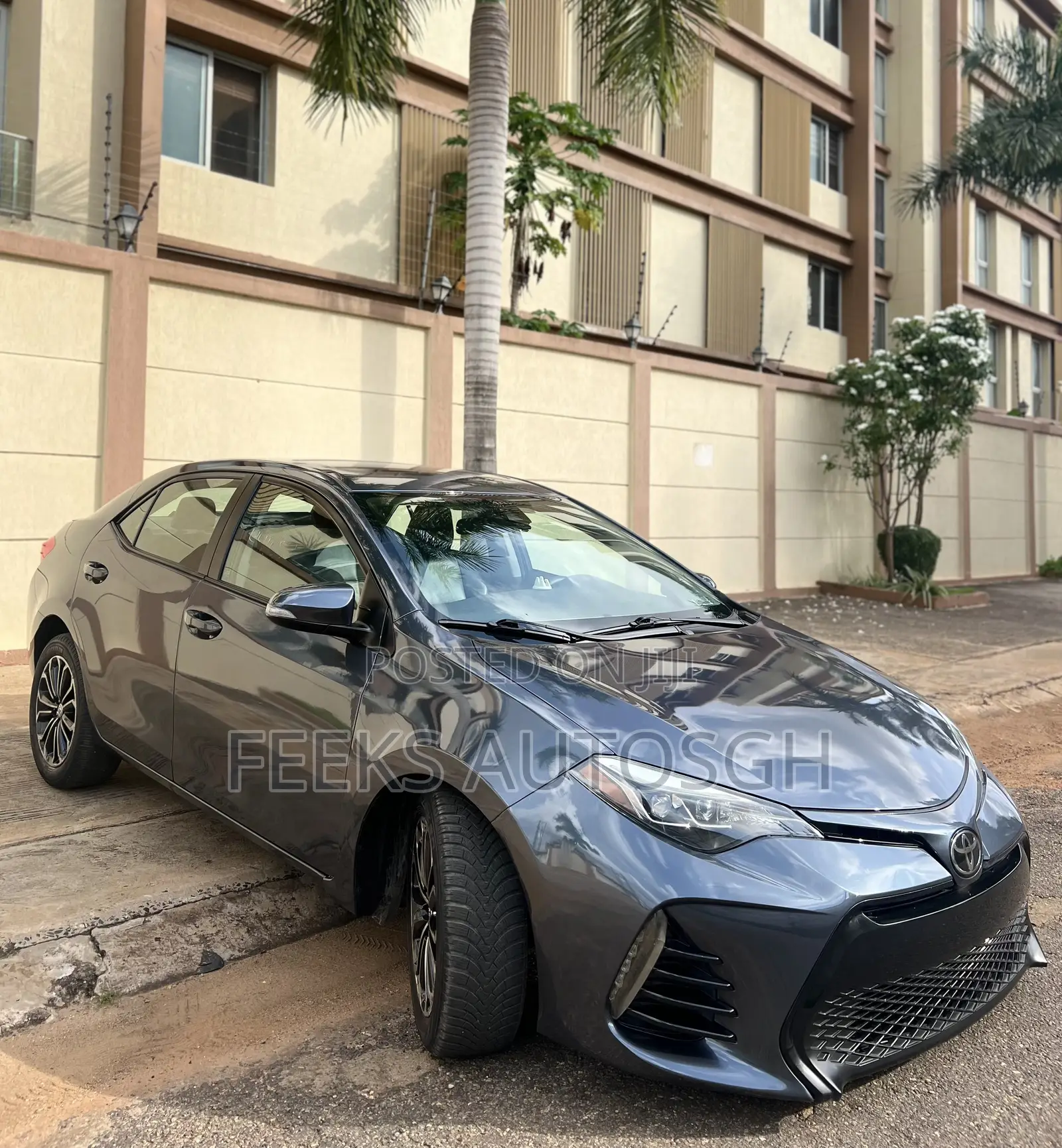 Toyota Corolla XLE (1.8L 4cyl 2A) 2018 Gray