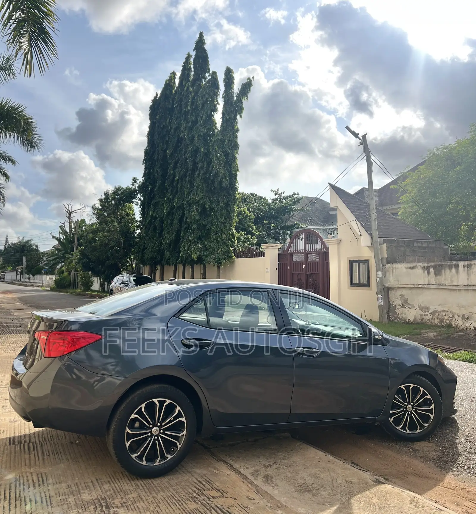 Toyota Corolla XLE (1.8L 4cyl 2A) 2018 Gray
