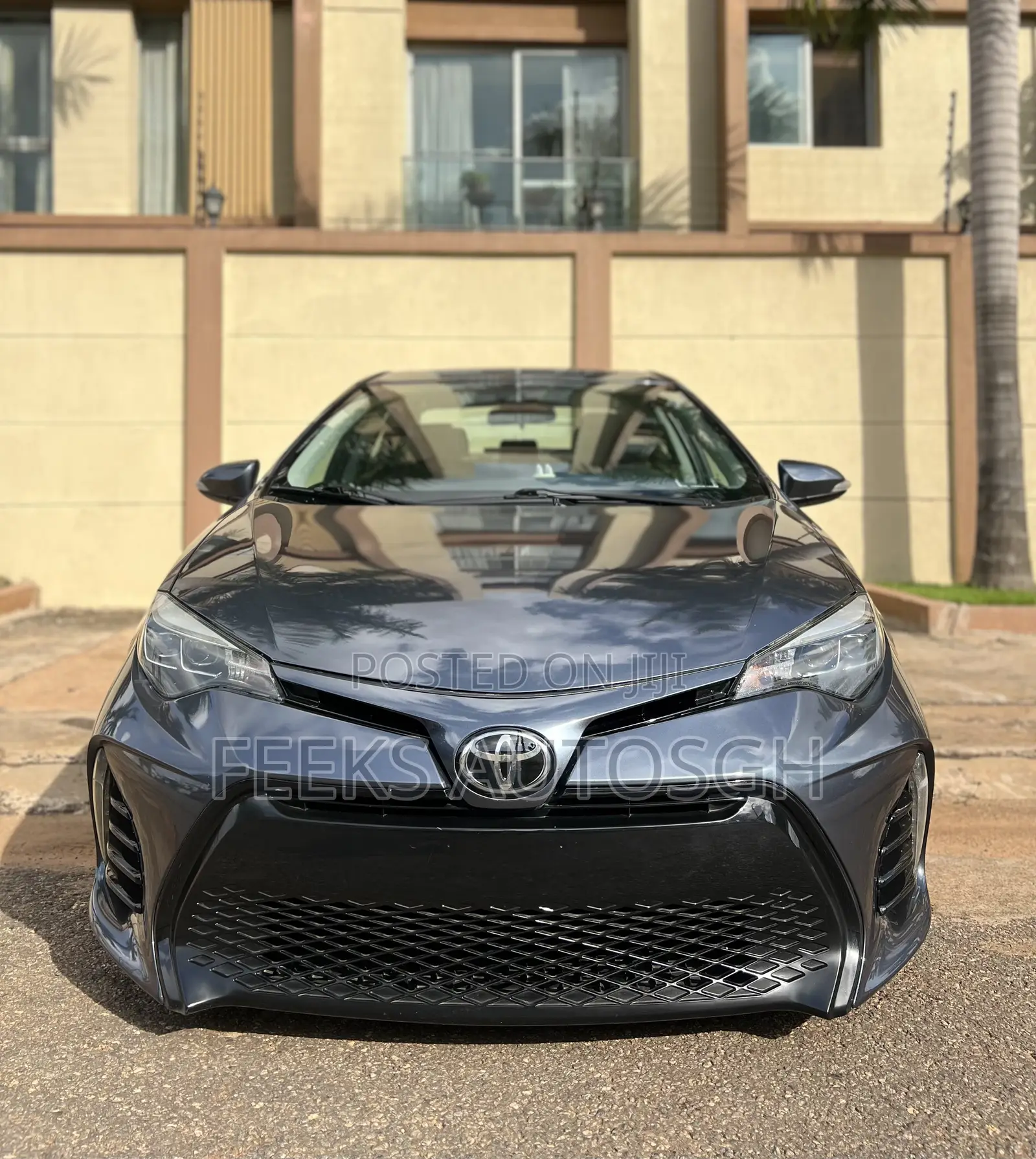 Toyota Corolla XLE (1.8L 4cyl 2A) 2018 Gray