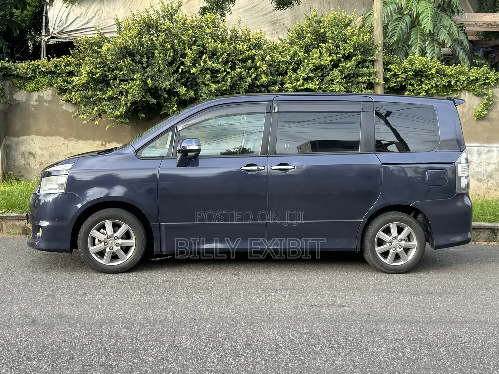 Toyota Voxy 2010 Purple