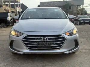Hyundai Elantra Limited Sedan FWD (2.0L 4cyl 6A) 2017 Silver