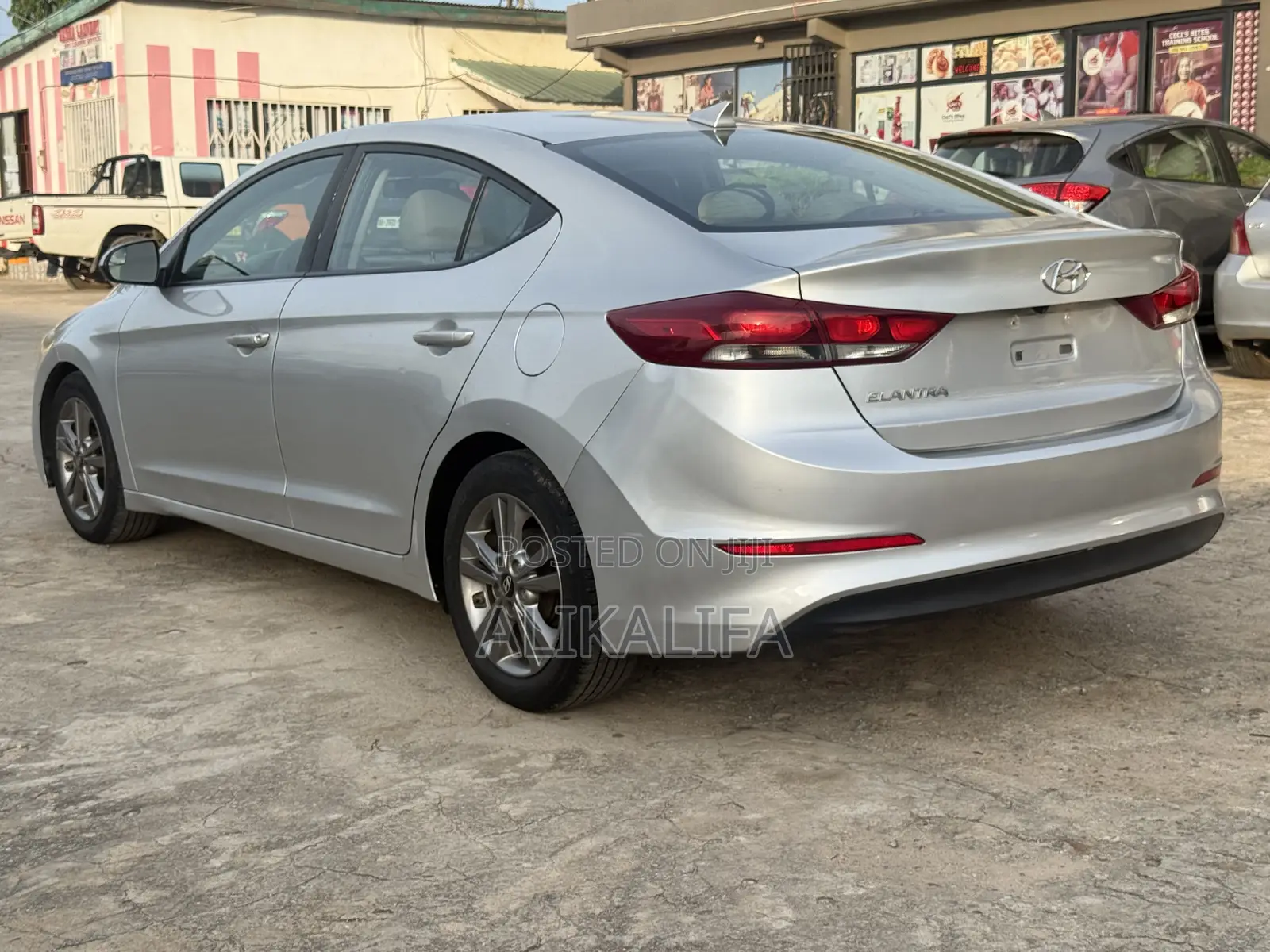 Hyundai Elantra Limited Sedan FWD (2.0L 4cyl 6A) 2017 Silver