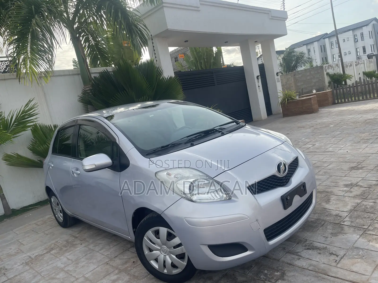 Toyota Vitz 2010 Silver