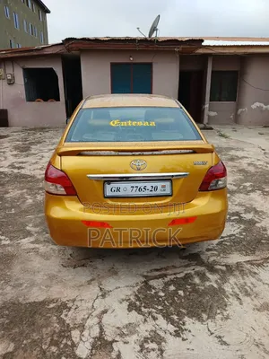 Toyota Yaris Base Sedan 4dr 2010 Yellow