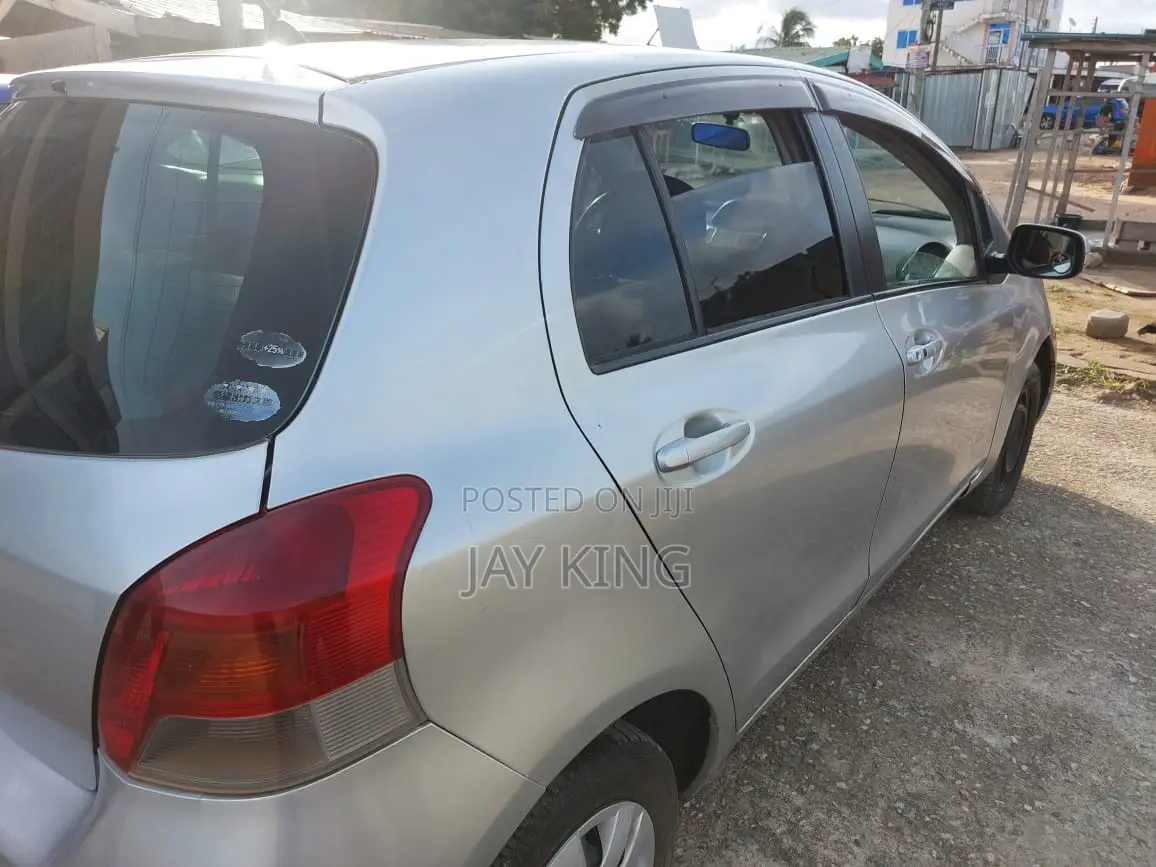 Toyota Vitz 2010 Silver