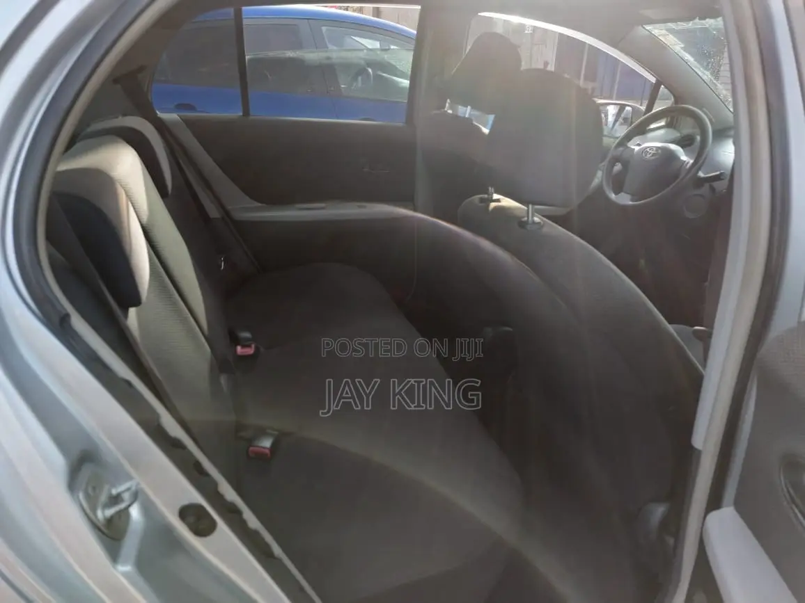 Toyota Vitz 2010 Silver