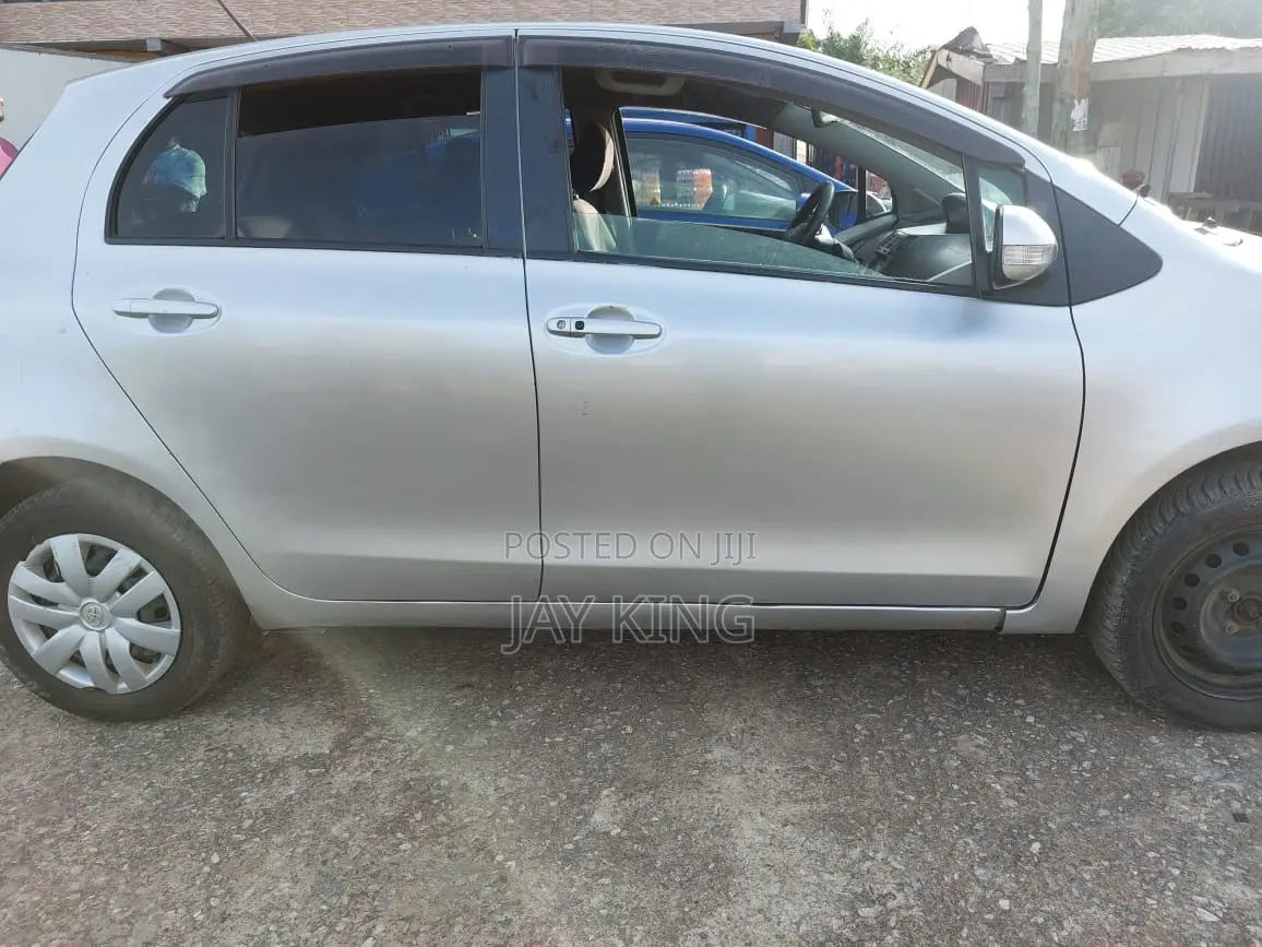 Toyota Vitz 2010 Silver