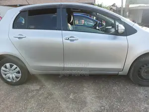 Toyota Vitz 2010 Silver
