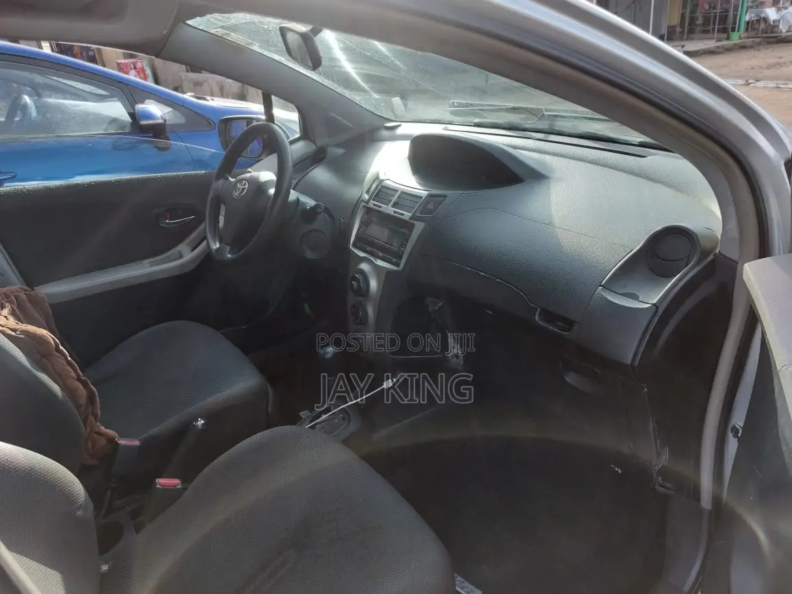 Toyota Vitz 2010 Silver