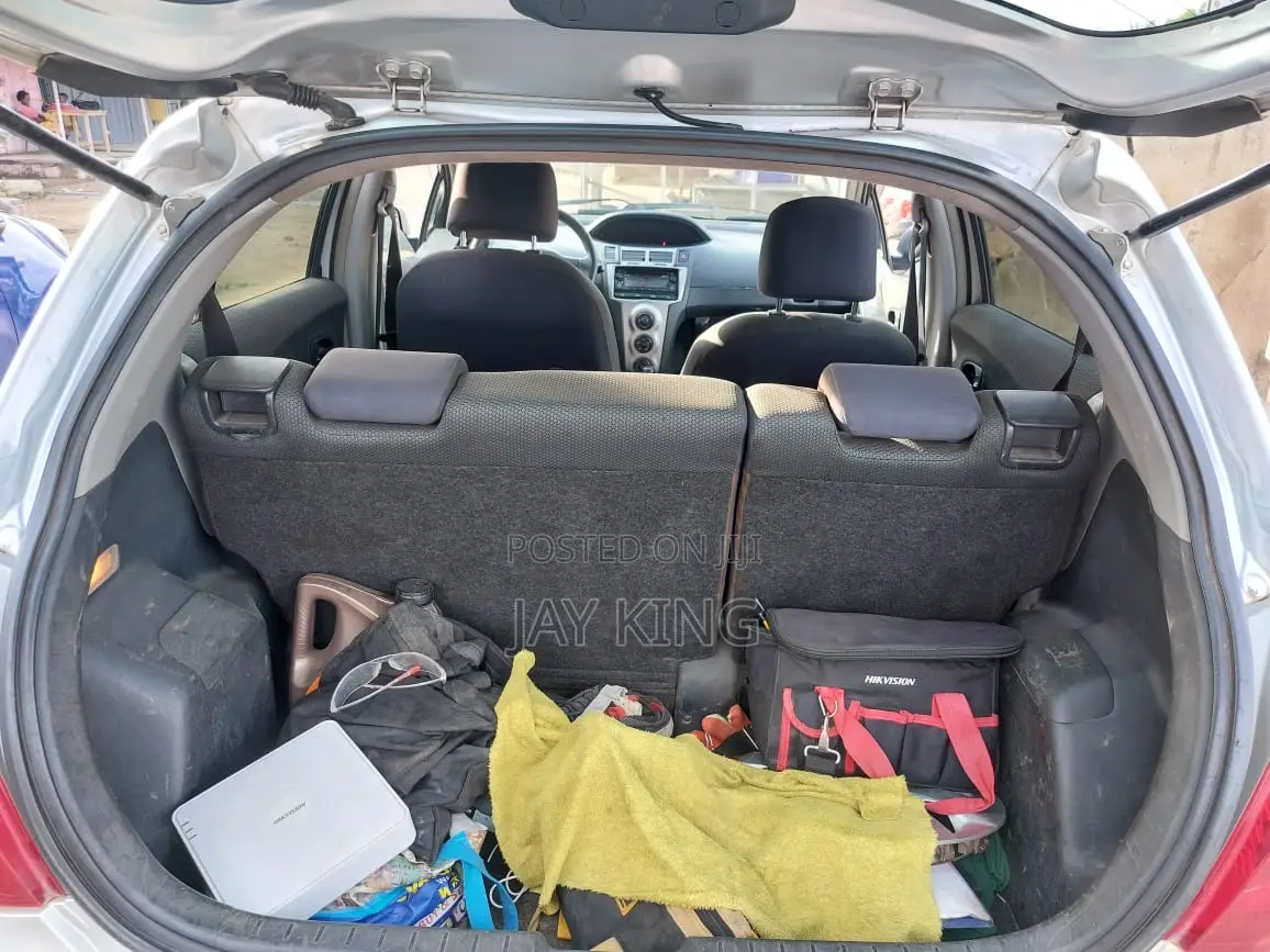 Toyota Vitz 2010 Silver