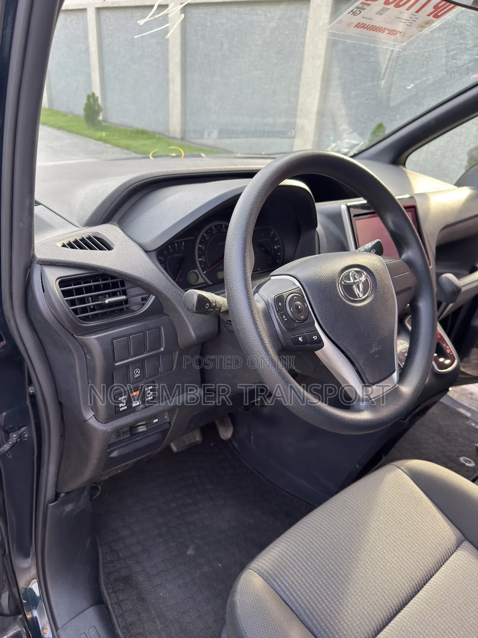 Toyota Voxy 2015