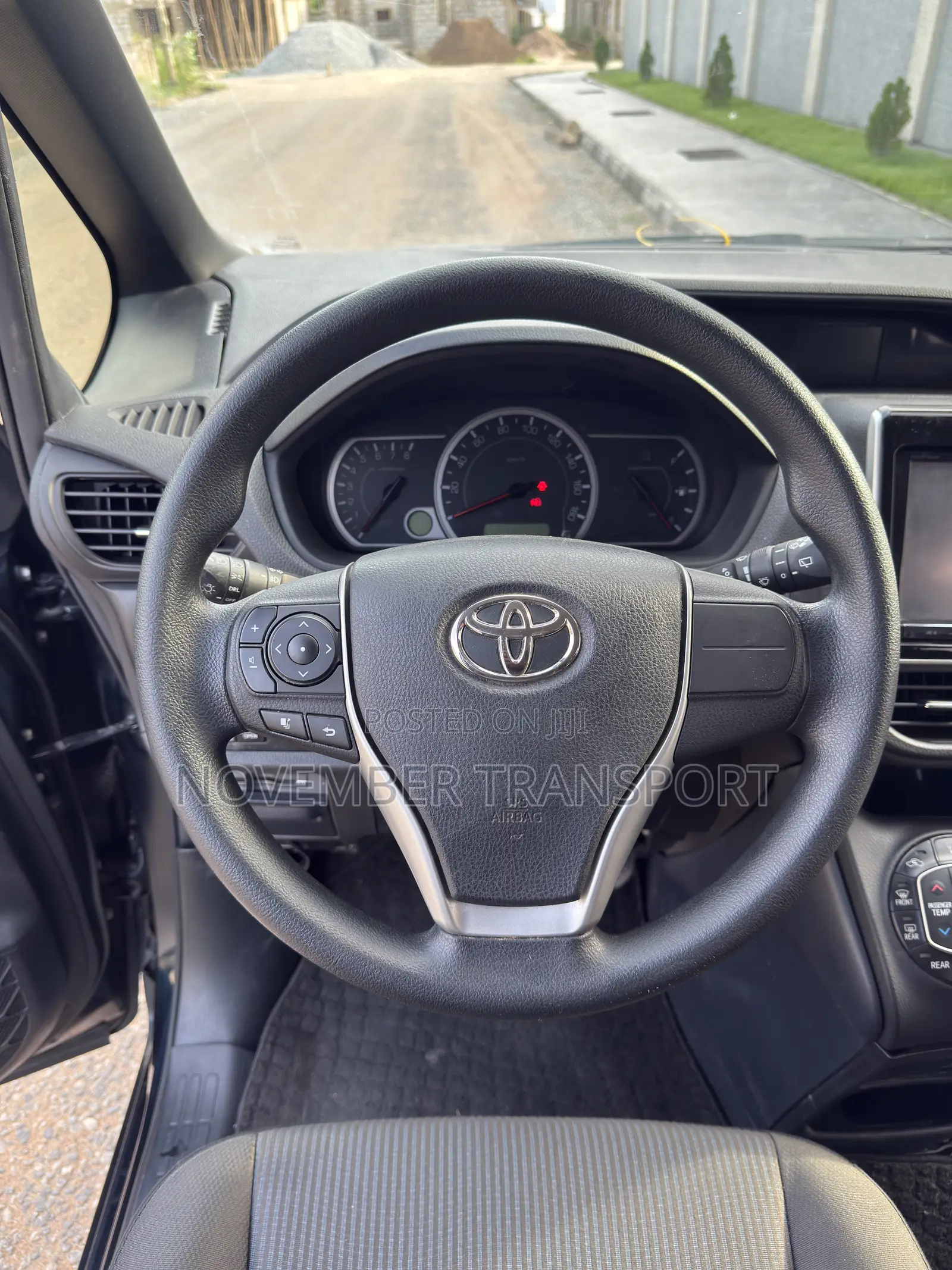 Toyota Voxy 2015