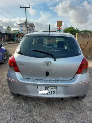 Toyota Vitz 2010 Silver