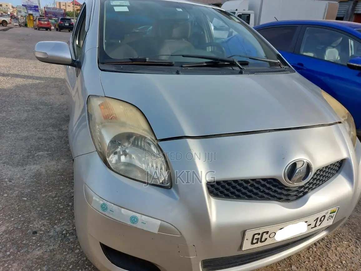 Toyota Vitz 2010 Silver