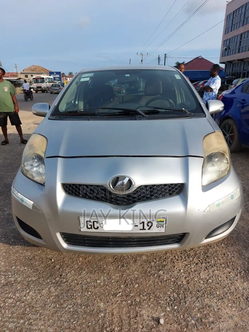 Toyota Vitz 2010 Silver