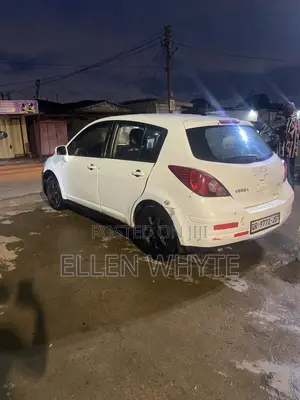 Nissan Versa 1.8 SL Hatchback 2007 White