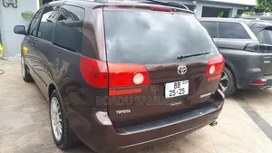Toyota Sienna LE 2009 Red