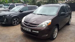 Toyota Sienna LE 2009 Red