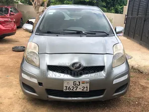 Toyota Vitz 2010 Silver