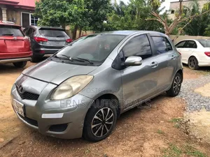 Toyota Vitz 2010 Silver