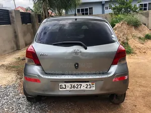 Toyota Vitz 2010 Silver
