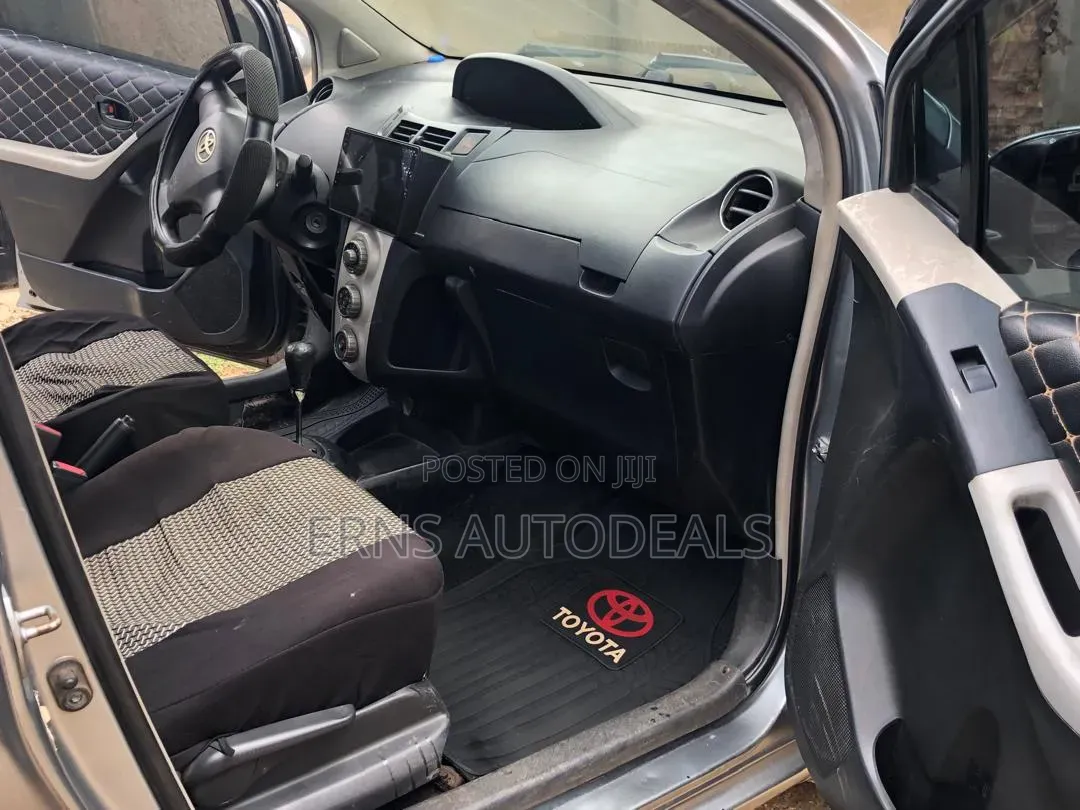 Toyota Vitz 2010 Silver