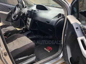 Toyota Vitz 2010 Silver
