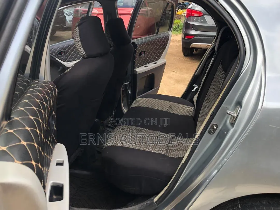Toyota Vitz 2010 Silver