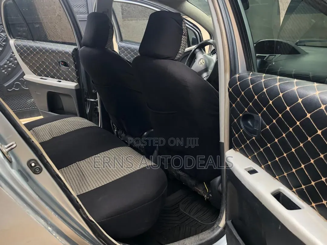 Toyota Vitz 2010 Silver