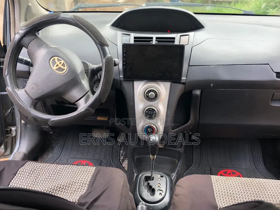 Toyota Vitz 2010 Silver