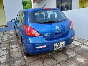 Nissan Versa Hatchback 1.8 S 2009 Blue