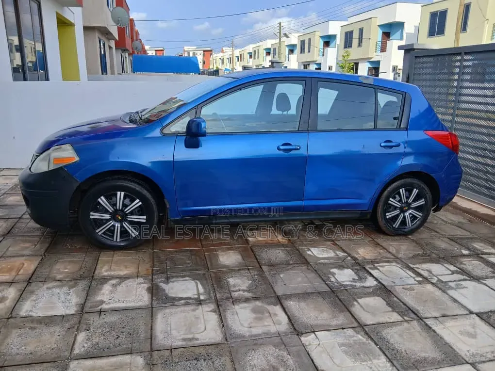 Nissan Versa Hatchback 1.8 S 2009 Blue